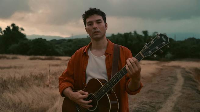 凤小岳日前拍摄新歌MV。（环球音乐提供）