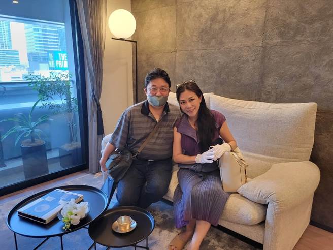 小彤（右）和老公都很爱看房子，今年已经去了3趟日本。（小彤提供）