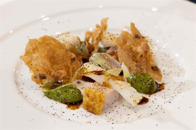 张亿兴主厨将传统客家小炒变为法式料理。(翻摄照片／林郁平台北传真)