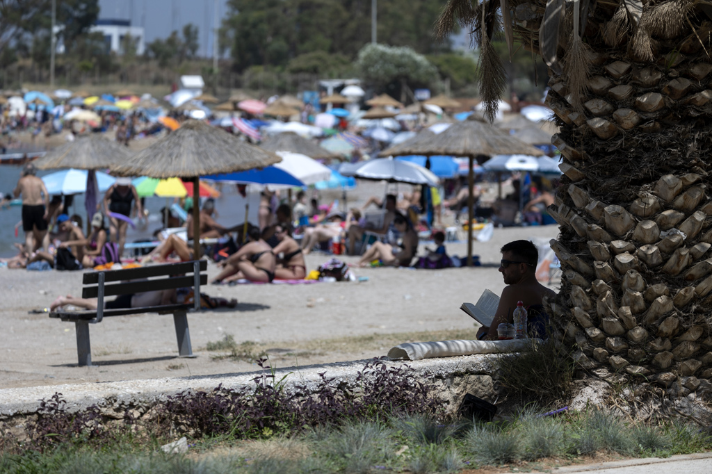 希腊首都雅典郊区一处海滩今夏人满为患。许多业者以高价金额向观光客出租遮阳伞与躺椅引发抗议，政府已表明会查缉不法行为。（资料照／美联社）(photo:ChinaTimes)