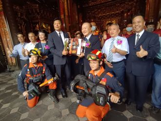 歷年最大筆捐贈 新北消防局獲龍山寺贈20套「破門神器」