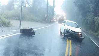 阿里山公路起霧飆大雨 轎車狠撞巨大落石 意外現場曝光