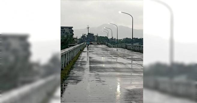 卡努西南气流狂扫南投，造成埔里镇守城桥地基因此被冲刷掏空。（图／翻摄画面）