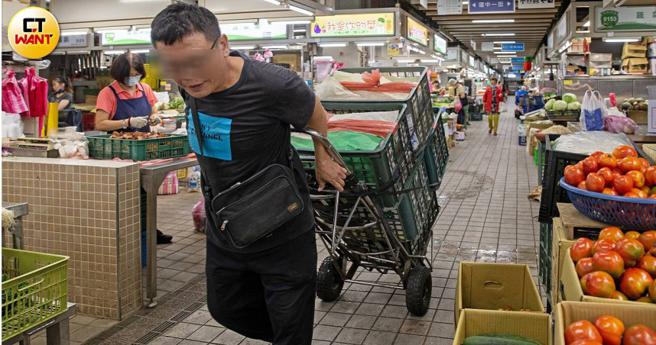 A先生每天從晚間11點半上班到隔天中午，他用束帶綁起小腿，「拼命在工作」。（圖／黃威彬攝）