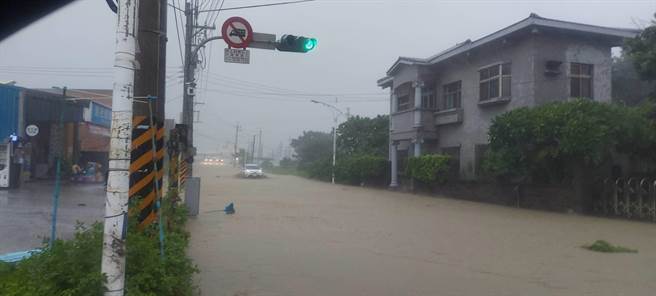 苗栗縣苑裡鎮及三義鄉5日上午降下超大雷雨，多處出現淹水。（讀者提供／謝明俊苗栗傳真）
