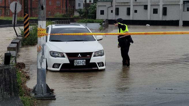 苗栗縣苑裡鎮及三義鄉5日上午降下超大雷雨，多處出現淹水，警方緊急拉上封鎖線。（讀者提供／謝明俊苗栗傳真）