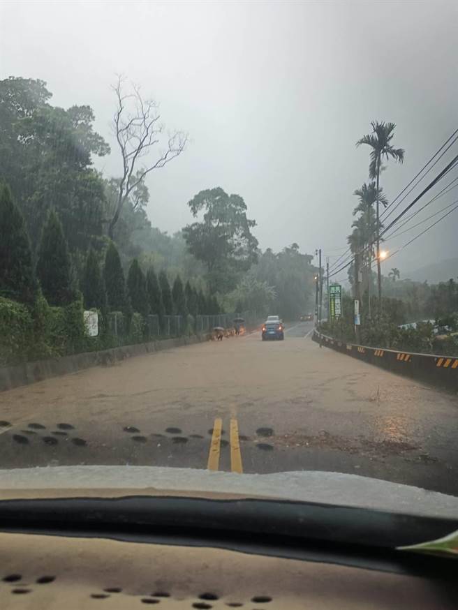 苗栗縣苑裡鎮及三義鄉5日上午降下超大雷雨，多處道路出現淹水。（讀者提供／謝明俊苗栗傳真）