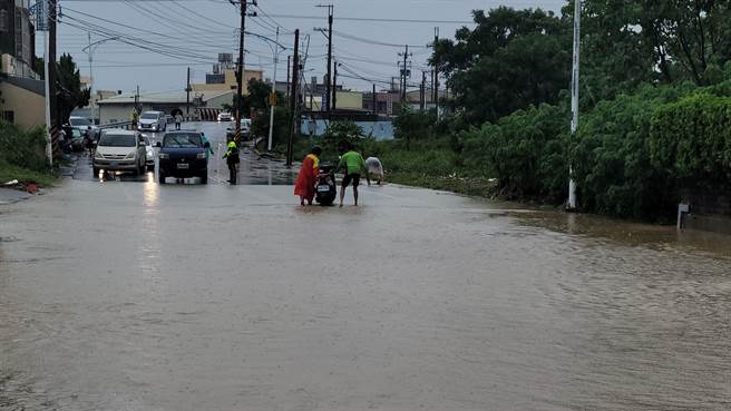 苗栗縣苑裡鎮及三義鄉5日上午降下超大雷雨，多處道路出現淹水。（讀者提供／謝明俊苗栗傳真）