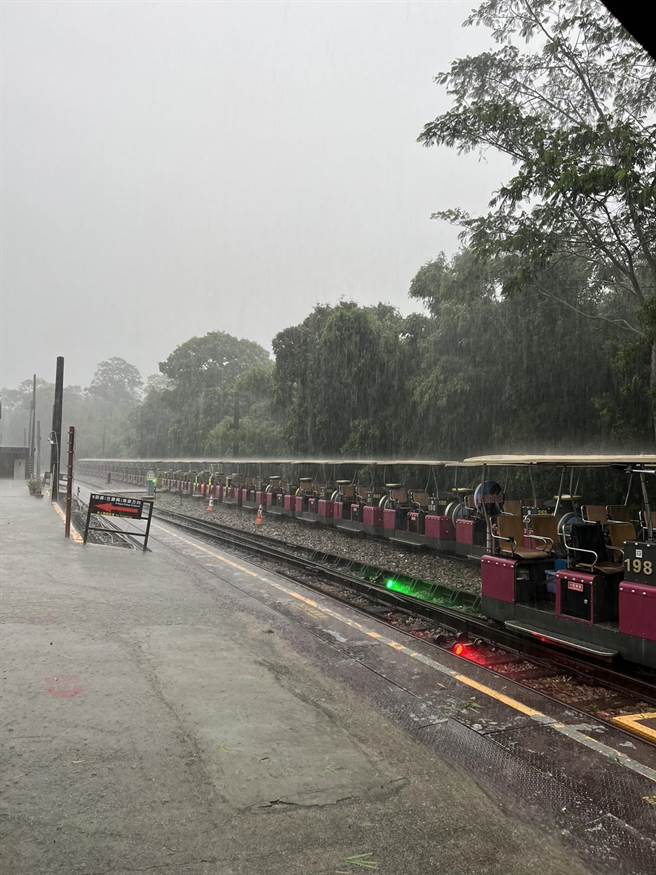 苗栗縣苑裡鎮及三義鄉5日上午降下超大雷雨，三義鐵道自行臨時停發第1班車。（讀者提供／謝明俊苗栗傳真）