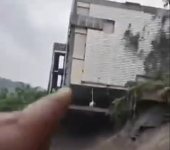 庐山停车场「路基淘空」悬半空。(翻摄自记者爆料网)
