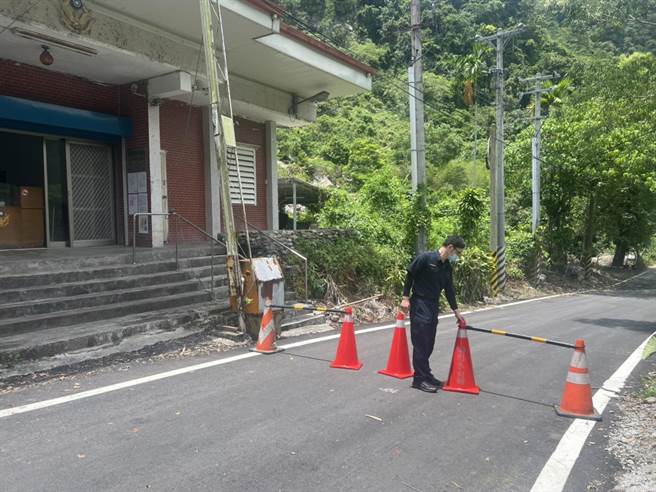 进入「慕谷慕鱼」前，铜门派出所设置检查哨管制，有警员值班。（吉安警分局提供／王志伟花莲传真）