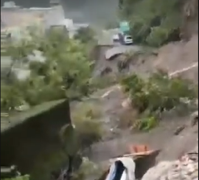 庐山联外 道路整段消失成孤岛。(翻摄自记者爆料网)
