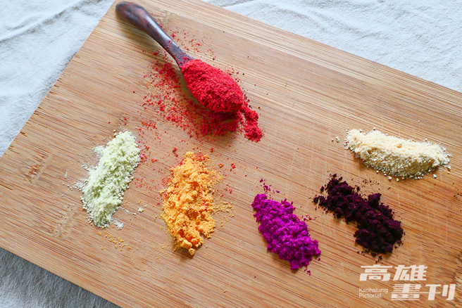 冻乾水果粉以芒果、凤梨、美浓瓜、火龙果、莲雾、黄柠檬、桑椹、木瓜等8种高雄特色果品制成。(摄影/李瑰娴)
