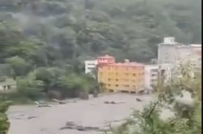 庐山温泉区内饭店面对大水岌岌可危。(翻摄自记者爆料网)