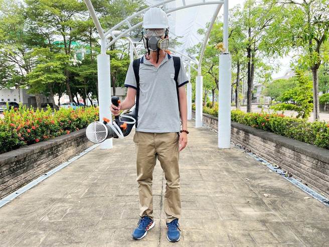 嘉義縣環保局舉辦施藥訓練課程，參與學員不但要配合實務操作，還要通過測驗才能取得合格證明。（嘉義縣政府提供∕呂妍庭嘉義傳真）