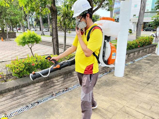 嘉義縣環保局舉辦施藥訓練課程，參與學員不但要配合實務操作，還要通過測驗才能取得合格證明。（嘉義縣政府提供∕呂妍庭嘉義傳真）