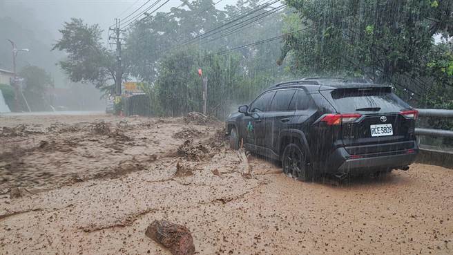 原住民电视台採访车4日深入仁爱乡都达等部落採访，下山途中遇土石流，目击村民急得拍打车窗要他们弃车避难。（民眾提供／杨静茹南投传真）