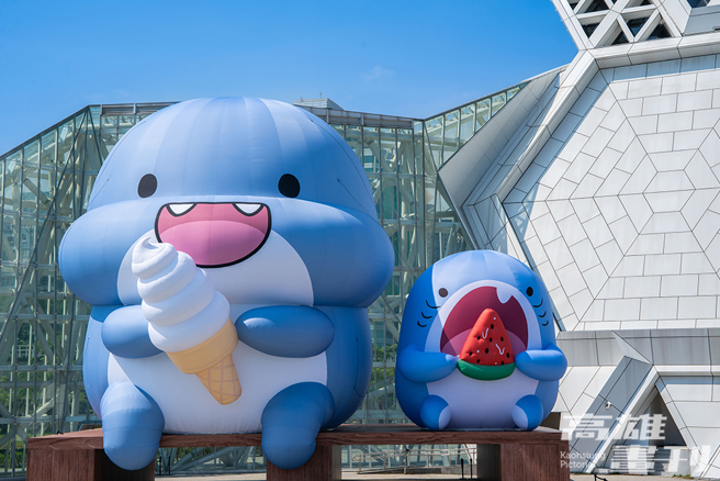 最萌的「胖鲨鱼鲨西米」和「哇鲨米」，坐在音浪塔前（海风广场）吃冰、吃西瓜。(摄影/黄敬文)