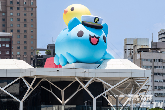 「猫猫虫–咖波」趴在珊瑚礁群上，调皮伸出一只脚，想跟到访的每位朋友打招呼！(摄影/黄敬文)