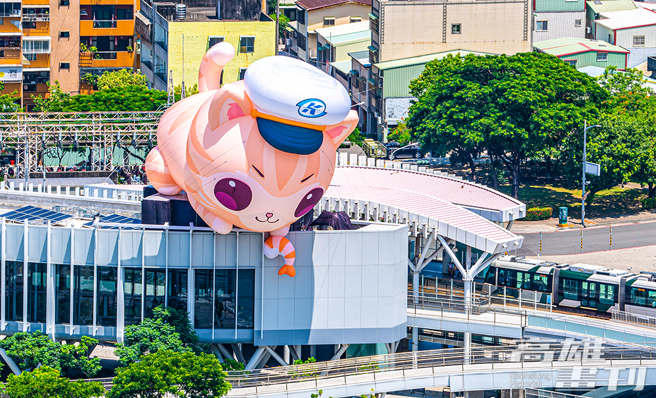 快来和只负责卖萌不卖票的「蜜柑站长」一起拍照打卡。(摄影/黄敬文)