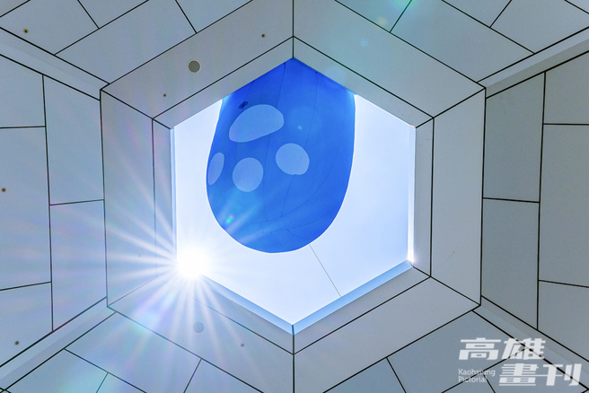 从高雄流行音乐中心珊瑚礁群下方抬头，看见了吗？专属「猫猫虫–咖波」的经典角度！(摄影/黄敬文)