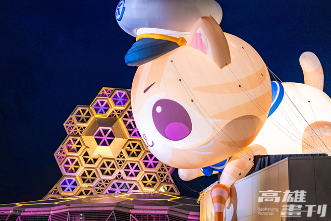 「海洋派对．高雄联萌」夜间亦有点灯，是夜猫子赏景散步好去处。(摄影/黄敬文)