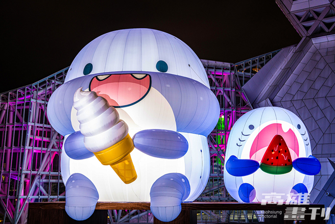 「海洋派对．高雄联萌」成员们成为夜间注目焦点。(摄影/黄敬文)