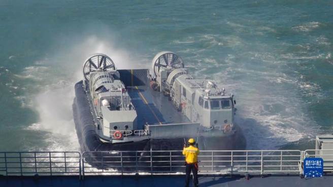 登陸艇從「海南艦」下海。(新華社)