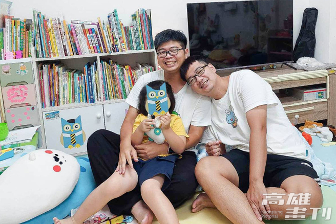 围爸、喵爸、肉肉一家三口，在高雄过着幸福而踏实的家庭生活。(摄影/Naru)
