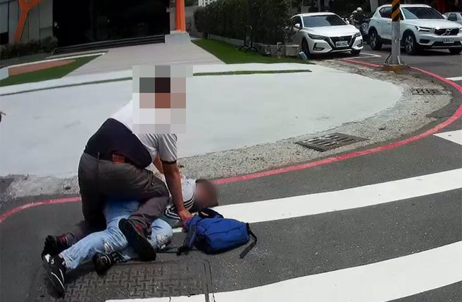 江姓车手最后被眾人压倒在地，员警也迅速到场将人带回侦办。（高市鼓山分局提供／袁庭尧高雄传真）
