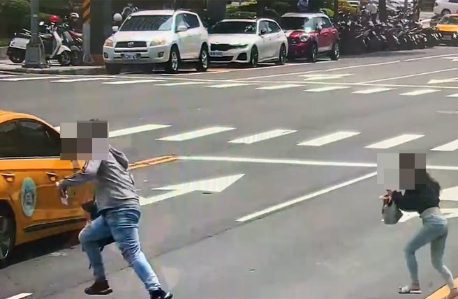 林女紧追在后大喊「诈骗车手！」引起多名热心民眾加入追捕。（高市鼓山分局提供／袁庭尧高雄传真）