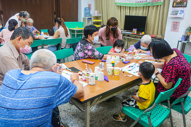 左營富民親子館辦理老幼共融活動。(圖片提供/高市府社會局兒童褔利服務中心)