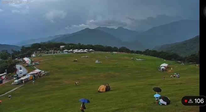 画面中可看见1顶土黄色帐篷缓速移动。(张姓民眾提供／蔡旻妤台东传真)