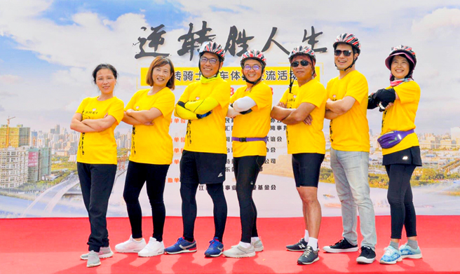 创办人郭志彬、刘宜中、陈俊朗、廖文华（左3~左6）四位爸爸共组「逆转联盟」，陪伴弱势家庭儿少成长。(图片提供/逆转联盟)