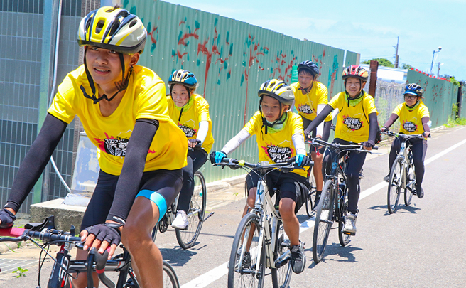 逆转联盟每年举办单车环岛挑战，陪伴孩子用双脚感受臺湾，用双眼看见臺湾的美好，透过挑战与活动培养孩子的自信心。(图片提供/逆转联盟)
