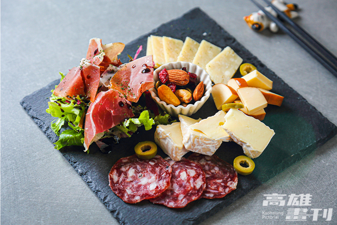西班牙生火腿起司冷盘主角西班牙的伊比利火腿与义大利的沙拉米腊肠(Salami)切成薄片，风味浑厚。(摄影/Carter)