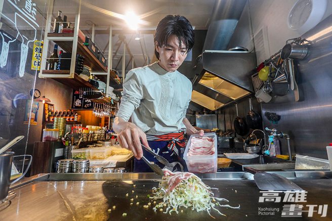 杨茗钧继手刀串烧之后，再以手刀鉄板让人有耳目一新的料理飨宴。(摄影/Carter)