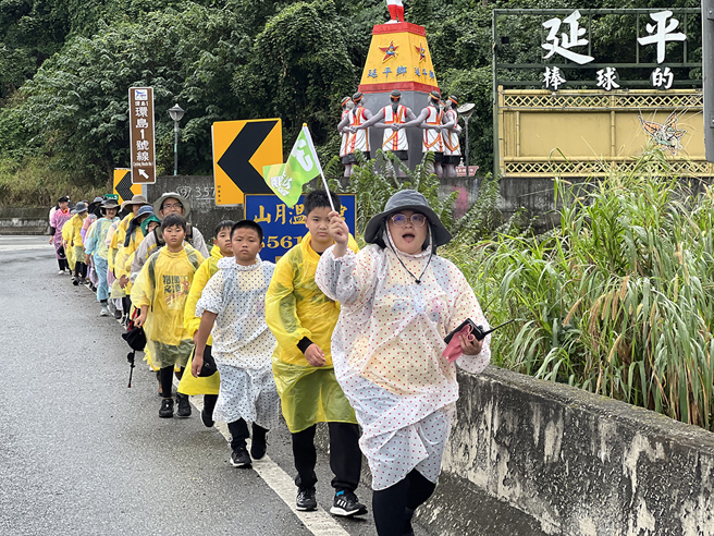 2022年逆转联盟第一次举办百人健行活动，参与的孩子不但交到好朋友，也对克服逆境有另一层次的体悟。(图片提供/逆转联盟)