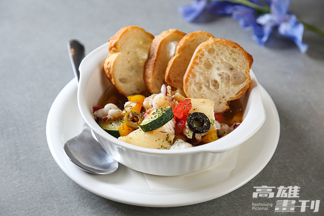 油泡时蔬章鱼佐麵包是超人气料理之一，沿袭西班牙经典作法，经橄榄油炼过的章鱼吃起来不腥不油。(摄影/Carter)