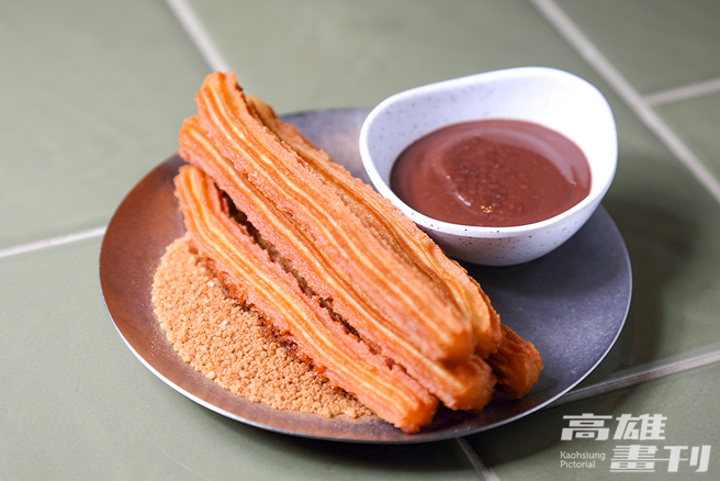 西班牙油条与浓情海盐可可，果真让人吃了停不了口。(摄影/Carter)