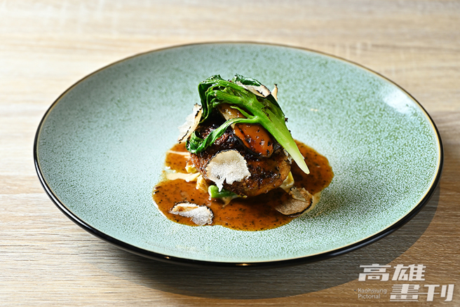 源自19世纪经典名菜的罗西尼牛排，分别以猴头菇与香蕉替代牛排与鸭肝，加上纯蔬菜浓缩取代牛骨汁特制成法式多蜜酱汁，完全体现蔬食版的经典之味。(摄影/Carter)