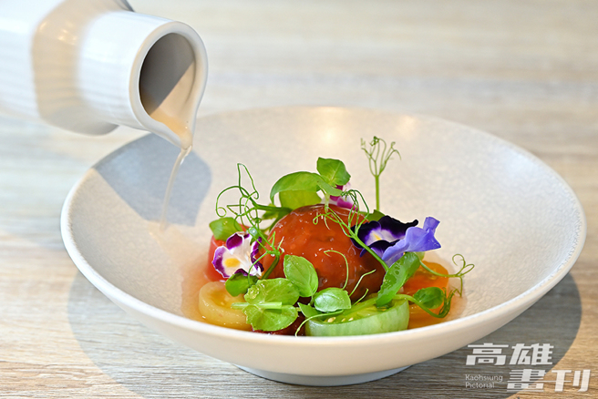 主厨儿时记忆化为这道「外公的番茄园」，彩色番茄堆迭，淋上的澄清番茄水，散发出普罗旺斯炖菜的鲜甜，是专属于夏季的鲜果滋味。(摄影/Carter)