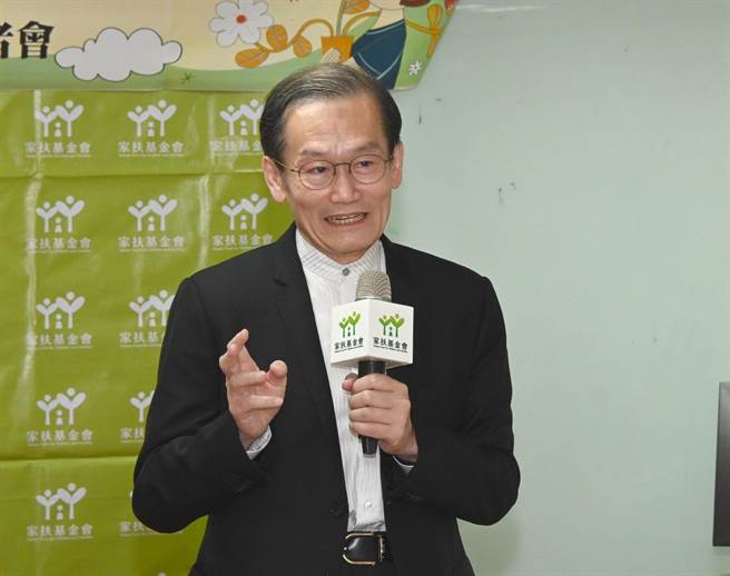 義大醫院院長杜元坤今（5）日捐款350萬元給南高雄家扶中心。（林瑞益攝）