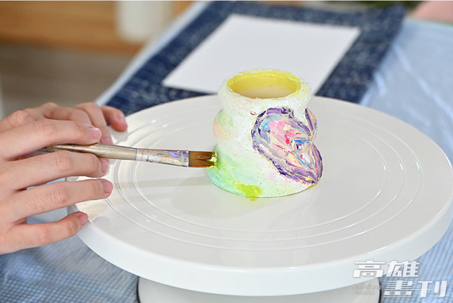 从石膏设计延伸小盆栽创作，凹凸纹路的肌理，随着转盘创造充满抽象的色彩意境，不只让人放松，植物绿意也会美化、活化好心情。(摄影/Carter)