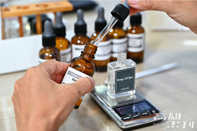 再次确认味道是否需要调整的地方，进行微调后装瓶。(摄影/Carter)