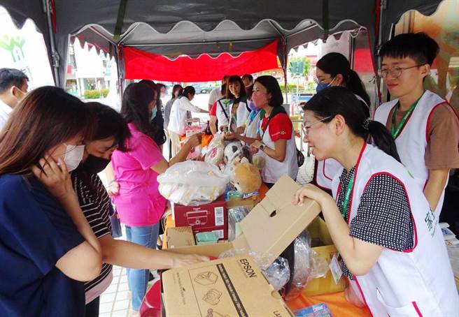 嘉义家扶中心新学期助学金还有多达140万元的缺口，今在远东百货展开首波义卖。（嘉义家扶提供∕吕妍庭嘉义传真）