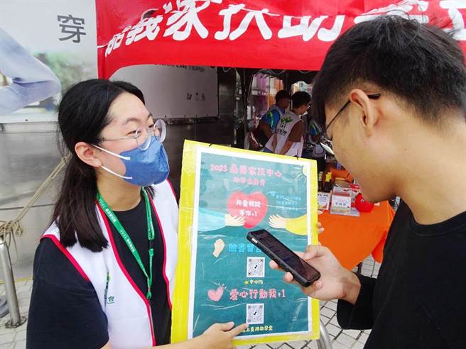 嘉义家扶化被动为主动，带着学生摆摊义卖。（嘉义家扶提供∕吕妍庭嘉义传真）