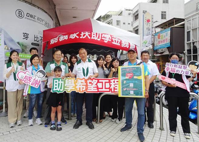 嘉义家扶中心在远东百货展开首波义卖，嘉义家扶扶幼委员会主委黄国芳率先赞助助学金。（嘉义家扶提供∕吕妍庭嘉义传真）