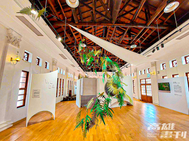 剪纸艺术家Wuba Yang作品「风在柴山散步」，以其擅长的立体纸植物雕塑，重现儿时记忆中的柴山散步道。(摄影/Naru)