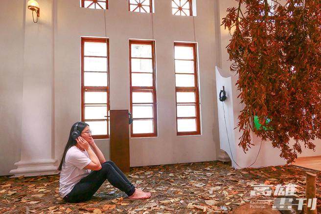 瑜伽行者佳俞与艺术家施絜晴联合创作的「山是游乐场，身体是山」引导参观者走入山林，让每一个行动化为与自然对话的语言。(摄影/Naru)